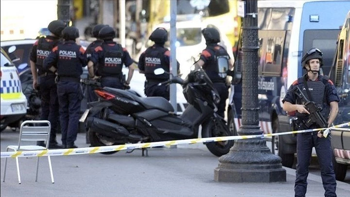 Πυροτεχνουργοί σε δύο γραμμές τρένων στη Βαρκελώνη